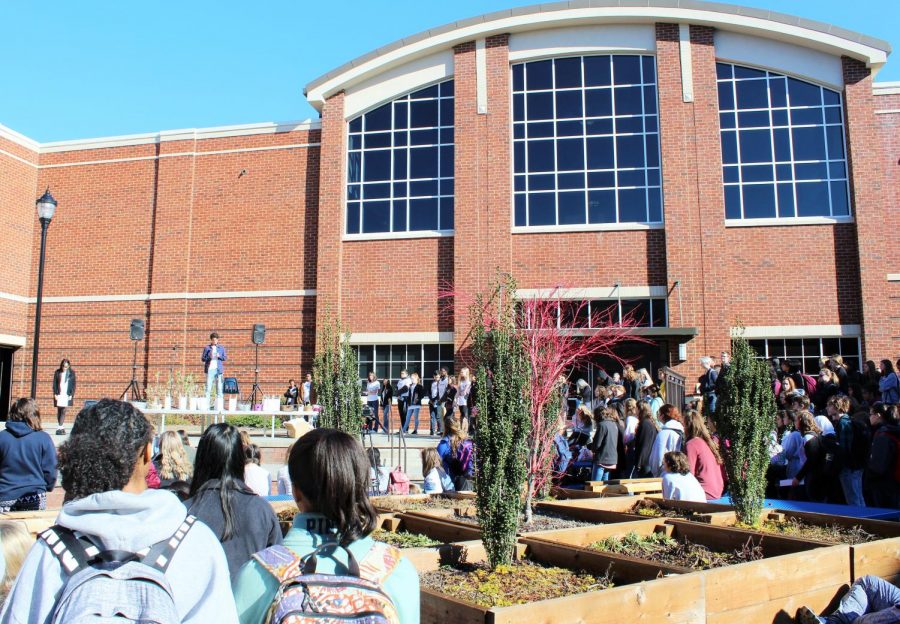 The+Courtyard+is+at+a+standstill+as+students+pay+tribute+to+the+lives+of+Stoneman+Douglas+High+Schools+fallen.+