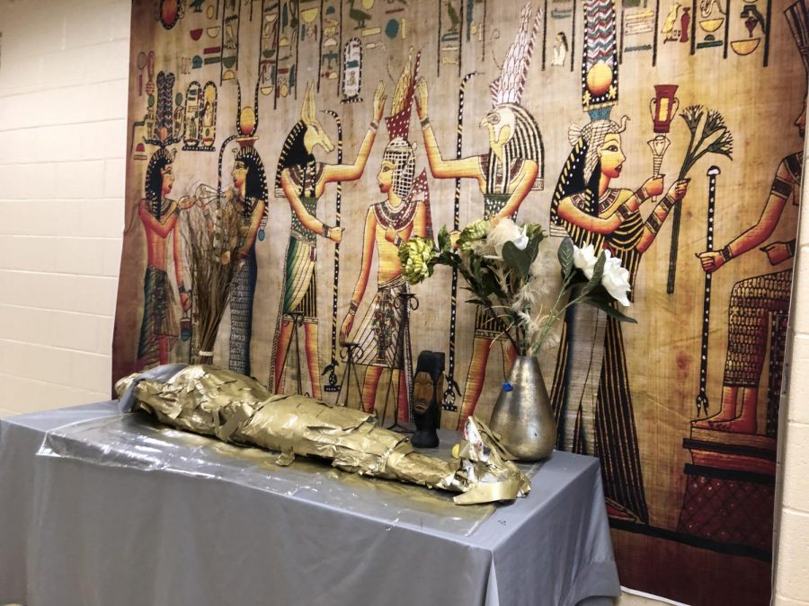 Mummy+and+Egyptian+tapestry+in+the+Cairo+hallway%2C+decorated+by+freshman+class.%0A
