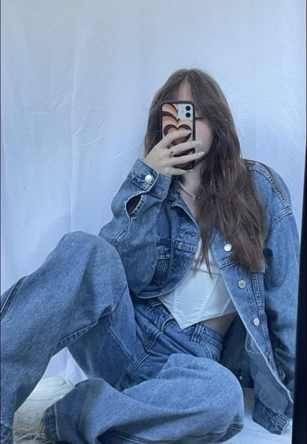 Boutros+wearing+baggy+denim-on-denim%2C+as+she+suggests.