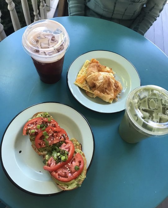 Harps avocado toast topped with tomatoes and a drink of matcha.